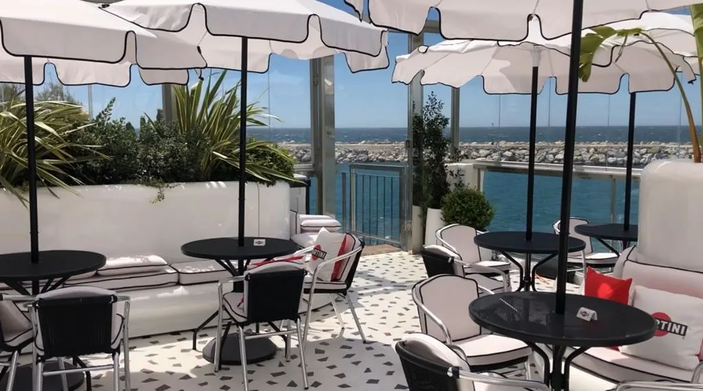 Jardineras de obra con vegetación frente al mar en Puerto Banús