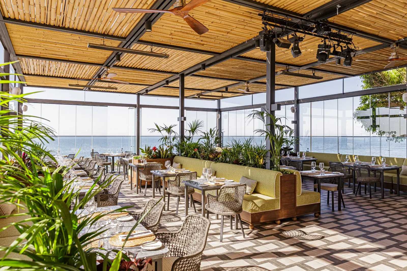 Restaurante de Max Beach con jardineras interiores y vistas al Mediterráneo