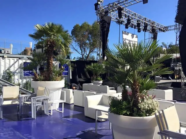 Zona lounge con palmitos en maceteros junto al escenario de Starlite Marbella
