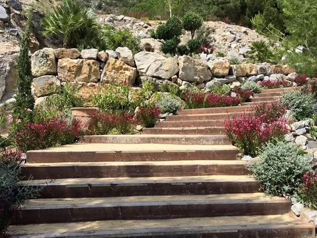 Escalinata ajardinada en los jardines de Starlite Marbella