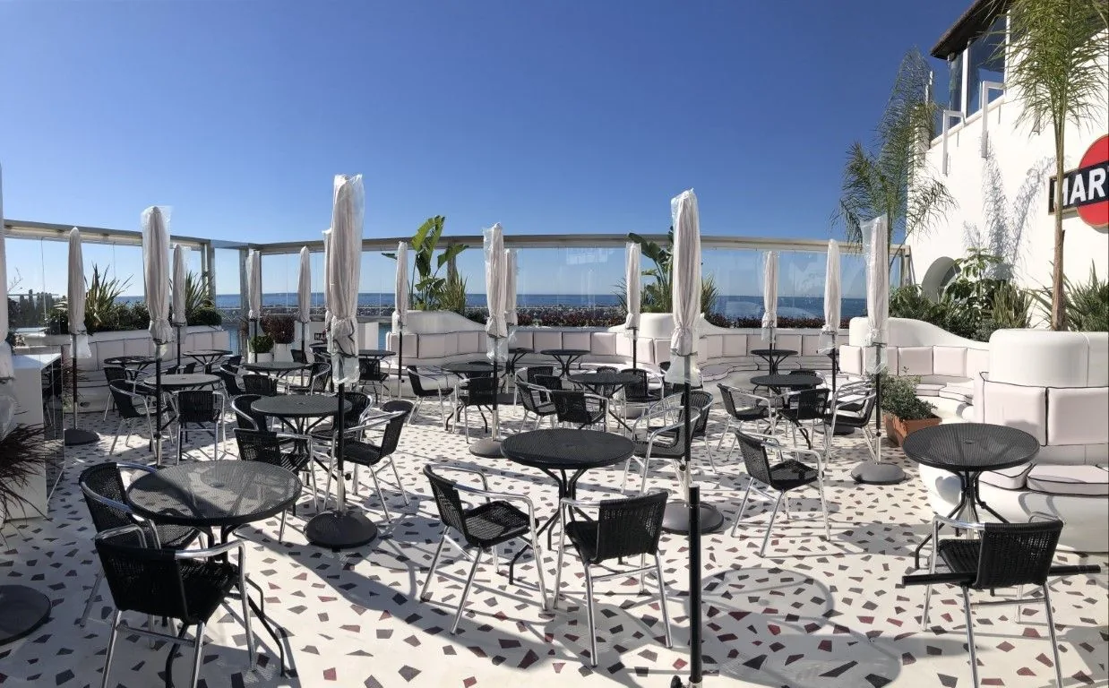 Terraza ajardinada con vistas al mar en Puerto Banús, Marbella